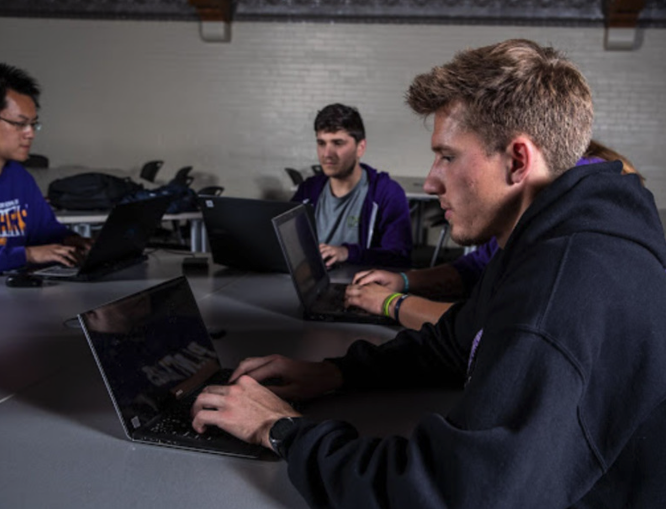 UNI students on computers.